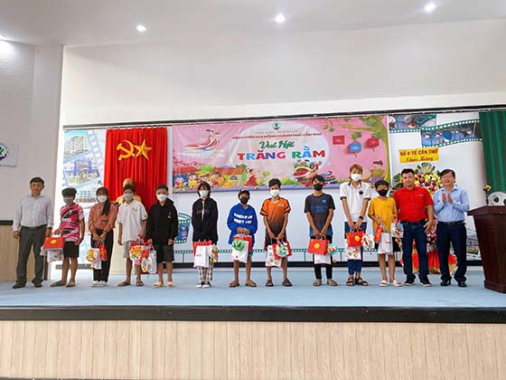 Ông Huỳnh Minh Trúc - Giám đốc Trung tâm Kiểm soát bệnh tật TP. Cần Thơ; ông Ông Huy Thanh - Phó Giám đốc Bệnh viện Nhi đồng TP. Cần Thơ trao quà cho các cháu