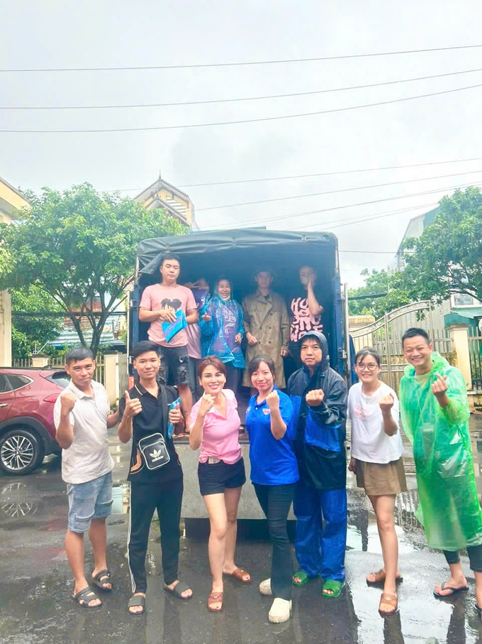 Lấy lương thực tại Uỷ ban Phú Xá cùng Đoàn thanh niên