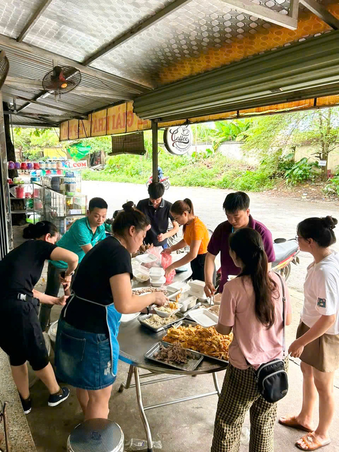 Hỗ trợ lấy cơm tại cổng viện Phổi Thái Nguyên để cứu trợ