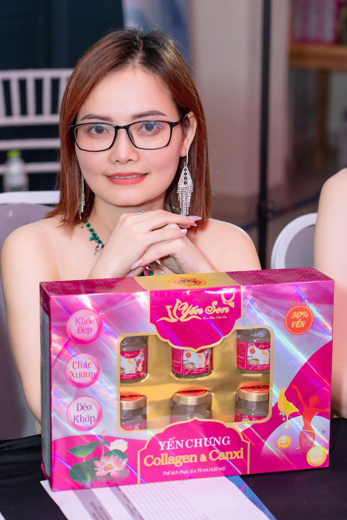 Nhà Báo Chu Loan cùng sản phẩm Yến Sen Collagen 30%