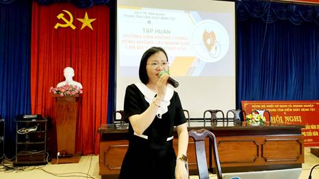 TS Hoàng Thị Quỳnh Diệu - Phó Giám đốc Trung tâm Kiểm soát bệnh tật tỉnh Tiền Giang phát biểu.tại lớp tập huấn