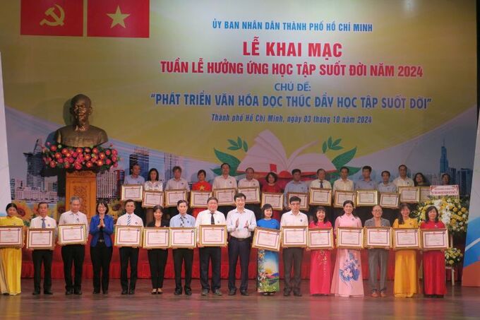Phó Chủ tịch UBND Thành phố Trần Thị Diệu Thúy trao khen thưởng đến các tập thể