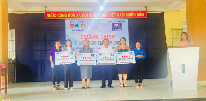 Huyện Đoàn Kbang và CLB Gia Lai yêu thương trao 4 “Tủ sách cho em” đến các trường học trên địa bàn (Ảnh: H.D)