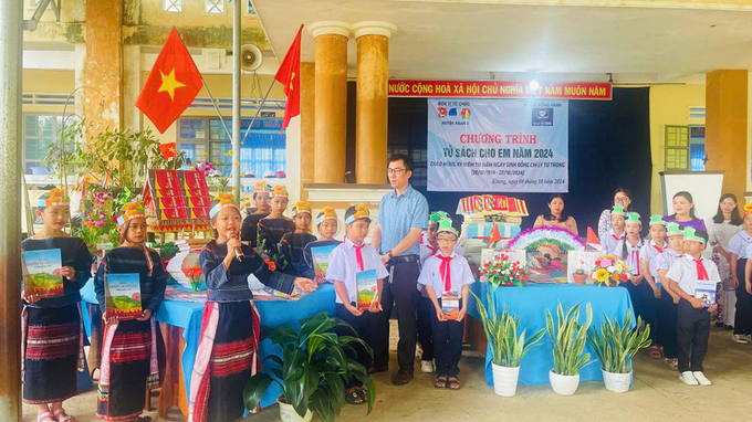 Các em học sinh trường tiểu học Kông Lơng Khơng (huyện Kbang) thi trưng bày sách nghệ thuật và thuyết trình (Ảnh: H.D)