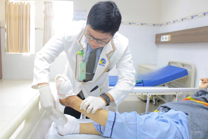 Bác sĩ bquyết định cắt bỏ các ngón chân đã hoại tử của bệnh nhân