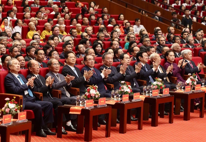 Các đồng chí lãnh đạo, nguyên lãnh đạo Đảng, Nhà nước dự Lễ kỷ niệm cấp quốc gia 70 năm Ngày Giải phóng Thủ đô (10/10/1954 - 10/10/2024) (Ảnh: VGP/Gia Huy)