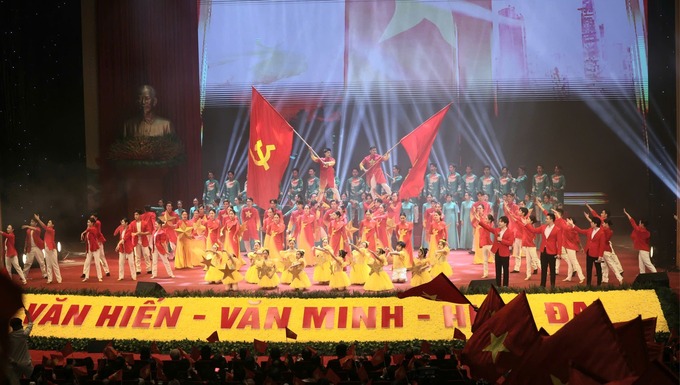 Chương trình nghệ thuật tái hiện những giai đoạn phát triển đầy tự hào của Thủ đô xuyên suốt chiều dài lịch sử dựng nước, giữ nước (Ảnh: VGP/Gia Huy)