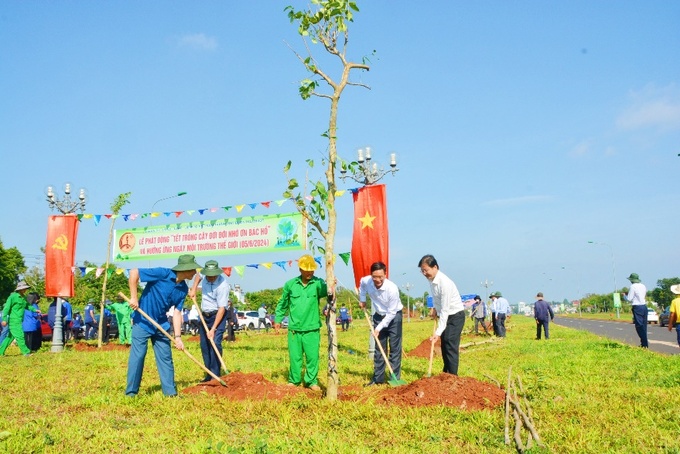 Bí thư Tỉnh ủy Nguyễn Đình Trung và Bí thư Thành uỷ Buôn Ma Thuột Từ Thái Giang cùng các đại biểu trồng cây dọc đường Đông Tây TP. Buôn Ma Thuột