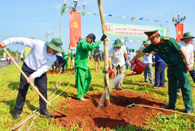 Phó Chủ tịch UBND TP. Buôn Ma Thuột Trần Đức Nhật và đại biểu trồng cây dọc đường Đông Tây TP. Buôn Ma Thuột