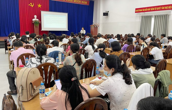 Bà Biện Phi Vân - Phó trưởng Khoa Sức khỏe môi trường - Y tế học đường, Trung tâm Kiểm soát bệnh tật tỉnh Tây Ninh triển khai tại lớp tập huấn