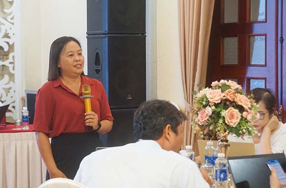 Bà Đoàn Thị Kim Phượng - Phó Trưởng Khoa Phòng chống HIV/AIDS, chia sẻ tại lớp tập huấn