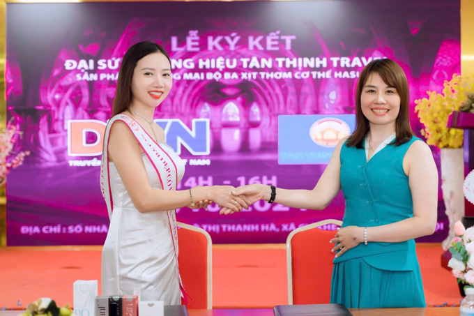 Bà Vũ Thị Kim Anh - Phó Chủ tịch Tân Thịnh Group kiêm Giám đốc Công ty CP TMDV & DL Tân Thịnh (phải) ký kết cùng người đẹp hình thể Nguyễn Thị Yến Linh (trái) với vai trò đại sứ thương hiệu Hasuno