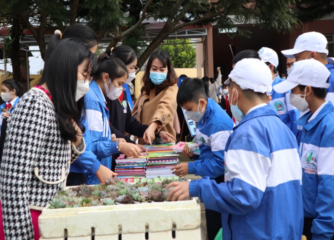 Học sinh các Trường Tiểu học và Trung học cơ sở đổi rác thải nhựa lấy quà tặng