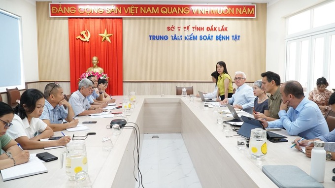 Đoàn công tác của Cơ quan ANRS làm việc với Trung tâm Kiểm soát bệnh tật (ảnh: Quang Nhật)