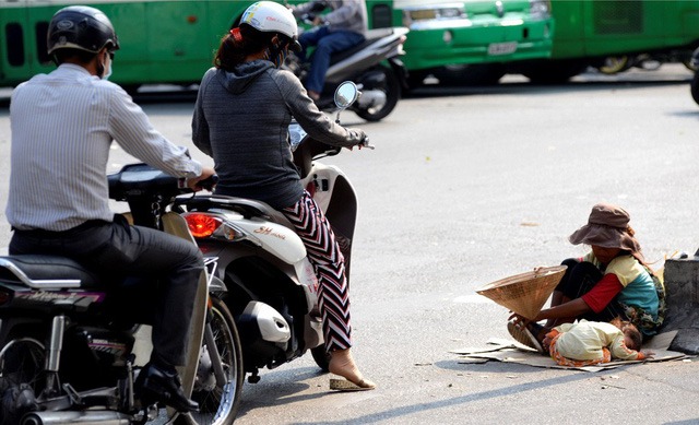 trẻ em ăn xin trên đường ở quận 10, TP. HCM (Ảnh: Tuổi trẻ)