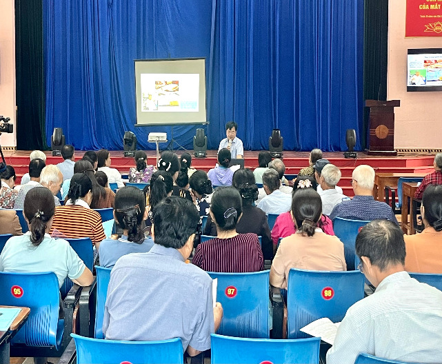 Ông Hoàng Văn Cương - Trưởng Khoa Y tế công cộng - Dinh dưỡng và An toàn thực phẩm, Trung tâm Y tế Đạ Tẻh giảng viên lớp tập huấn