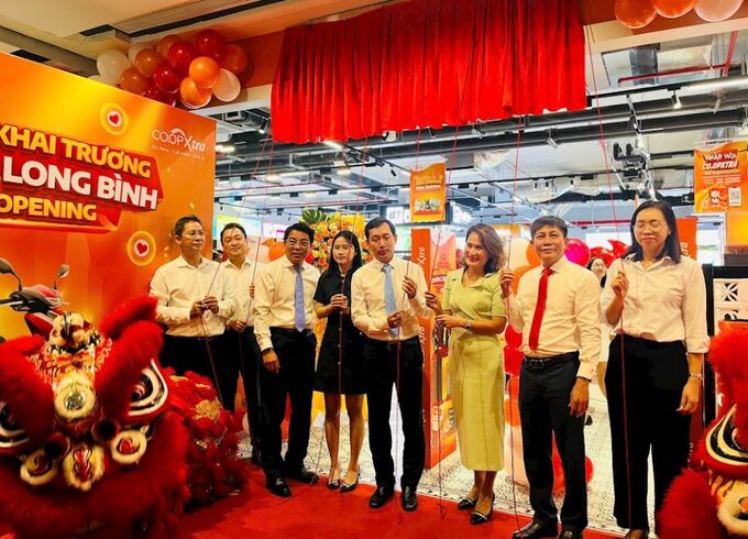 Lãnh đạo Saigon Co.op cắt băng khai trương đại siêu thị Co.opXtra Long Bình