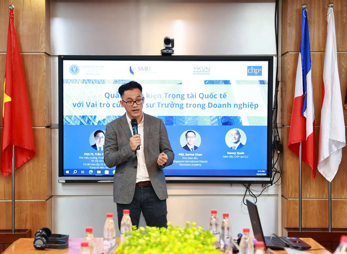 PGS. Darius Chan, Phó Giám đốc Học viện Giải quyết Tranh chấp Quốc tế (SMU) trình bày 5 kỹ thuật cơ bản mà các bên tranh chấp có thể vận dụng đề quản lý về thời gian và chi phí đối với thủ tục trọng tài quốc tế (Ảnh: ULAW)