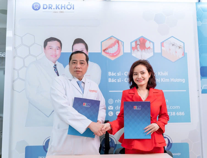 Bà Chu Thị Loan - TGĐ Công ty CP Truyền hình Du lịch Việt Nam (phải) ký kết hợp tác hai bên cùng BS.CKII Trần Quốc Khởi - GĐ Công ty TNHH Nha Khoa Hoàn My Dr. Khởi (trái)