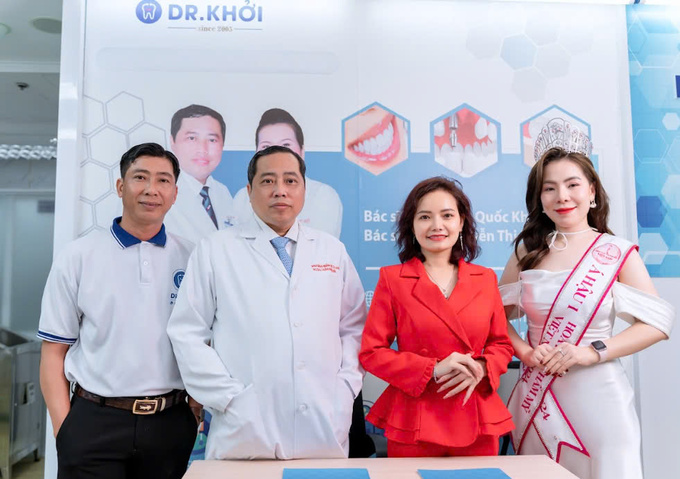 Bà Chu Thị Loan - TGĐ Công ty CP Truyền hình Du lịch Việt Nam (vị trí thứ hai, từ bìa phải), BS.CKII Trần Quốc Khởi - GĐ Công ty TNHH Nha Khoa Hoàn My Dr. Khởi (vị trí thứ hai, từ bìa trái), á hậu 1 thẩm mỹ Việt Nam 2024 - Nguyễn Thị Thu Phượng (ngoài cùng, bìa phải) tại buổi ký kết