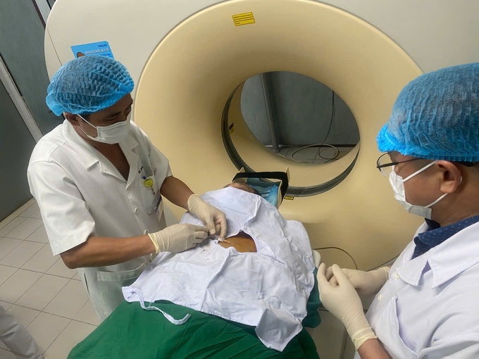 PGS.TS Cung Văn Công - Giám đốc Trung tâm Chẩn đoán Hình ảnh và Y học Hạt nhân hướng dẫn tại buổi chuyển giao kỹ thuật
