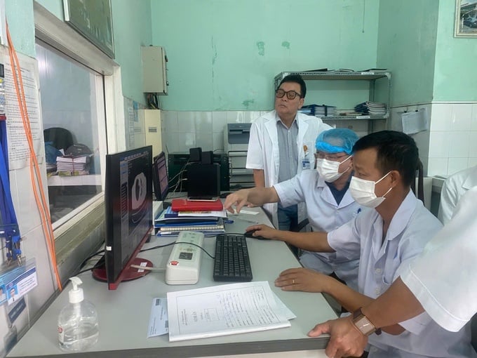 PGS.TS Cung Văn Công - Giám đốc Trung tâm Chẩn đoán Hình ảnh và Y học Hạt nhân hướng dẫn tại buổi chuyển giao kỹ thuật 
