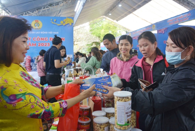 Đoàn viên, người lao động mua sắm ở Chợ Tết Công đoàn (Ảnh:laodongcongdoan.vn)