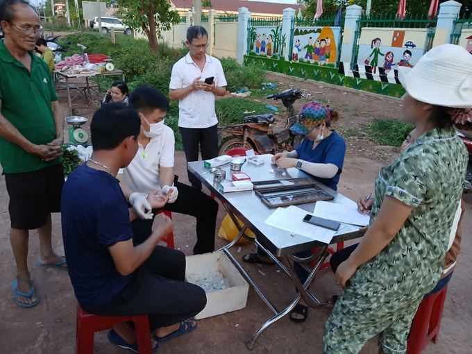 Cán bộ Trung tâm Kiểm soát bệnh tật giám sát dịch tễ sốt rét tại huyện Ea Sup (ảnh: Tuấn Anh)