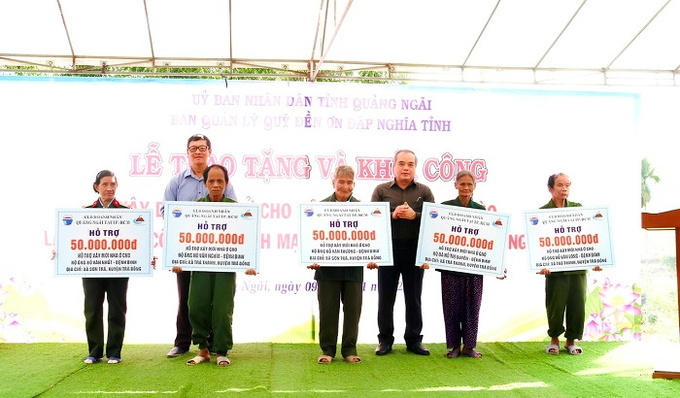 Trao bảng tượng trưng hỗ trợ kinh phí cho các hộ gia đình    