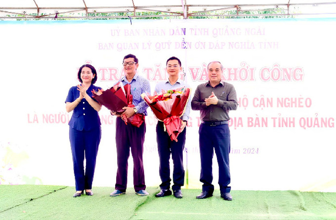 Lãnh đạo tỉnh tặng hoa cho các đơn vị tài trợ