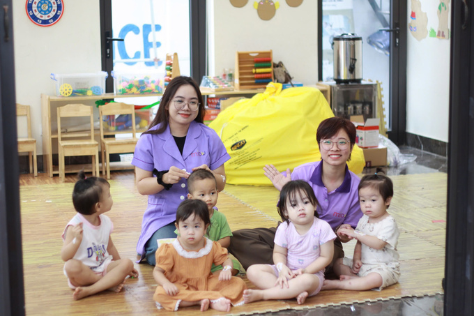Các bác sĩ, dược sĩ thuộc Cộng đồng phát triển chiều cao Midu đo chiều cao cho các bé từ 1 – 6 tuổi và tư vấn cho các bậc phụ huynh về phương pháp giúp các bé tăng trưởng chiều cao vượt trội
