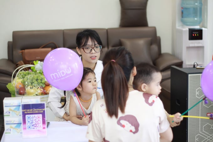 Bác sĩ Nguyễn Việt Anh (áo trắng) cùng các thành viên của Midu MenaQ7 trong một buổi khám sức khoẻ cho các em từ 2 - 6 tuổi ở một trường mầm non