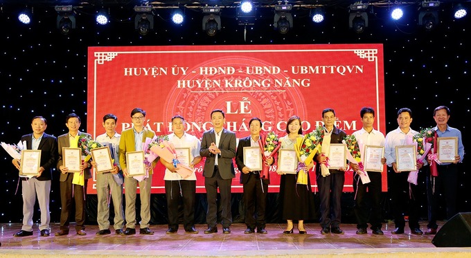 Ông Trần Minh Châu -  Phó Chủ tịch UBND huyện Krông Năng trao bảng ghi nhận “Tấm lòng vàng” và tặng hoa tri ân các nhà hảo tâm
