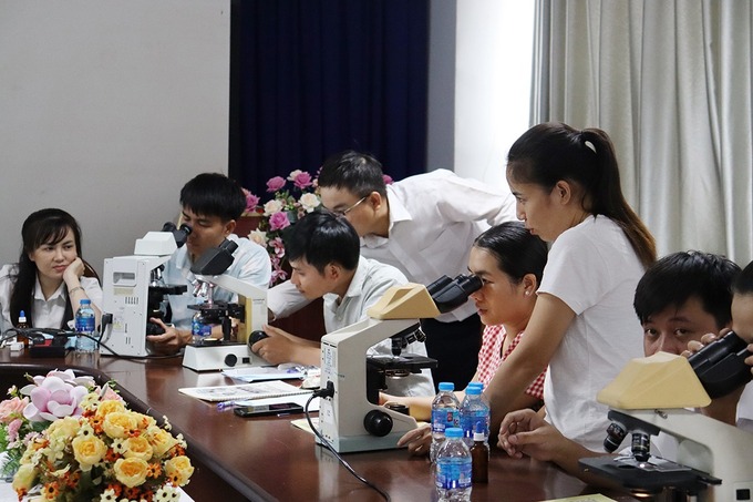 Thực hành soi lam nhận biết các loại hình thể ký sinh trùng sốt rét và các loại hình thể dễ nhầm với ký sinh trùng sốt rét