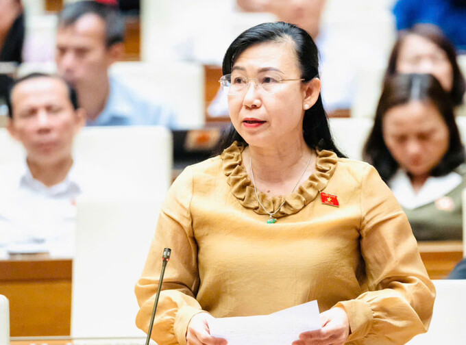 Đại biểu Phan Thị Mỹ Dung - Giám đốc Sở Tư pháp tỉnh Long An chất vấn Bộ trưởng Bộ Y tế