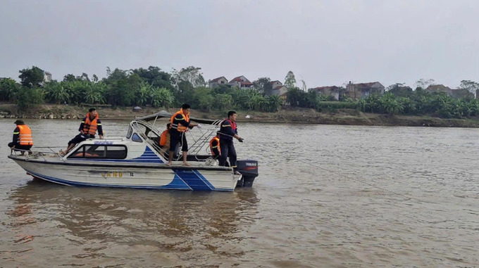 Lực lượng chức năng nỗ lực tìm kiếm các em học sinh còn mất tích (Nguồn: baochinhphu.vn)