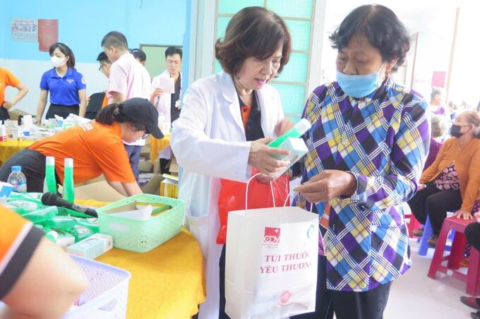 Phát thuốc miễn phí cho người dân