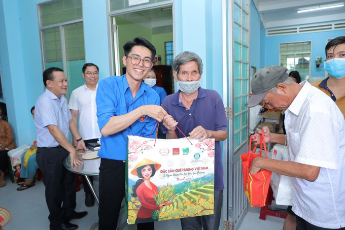 Đoàn Thanh niên Văn phòng UBND TP.Hồ Chí Minh trao quà cho người dân