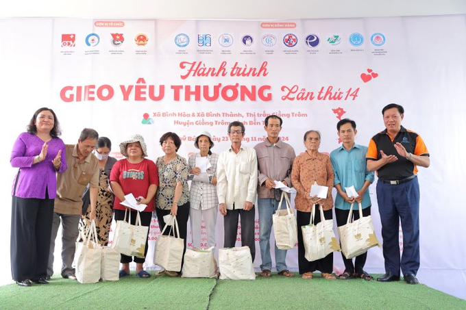 Thứ trưởng Bộ Y tế Đỗ Xuân Tuyên và Quyền Bí thư tỉnh ủy Bến Tre Hồ Thị Hoàng Yến trao quà cho bệnh nhân ung thư