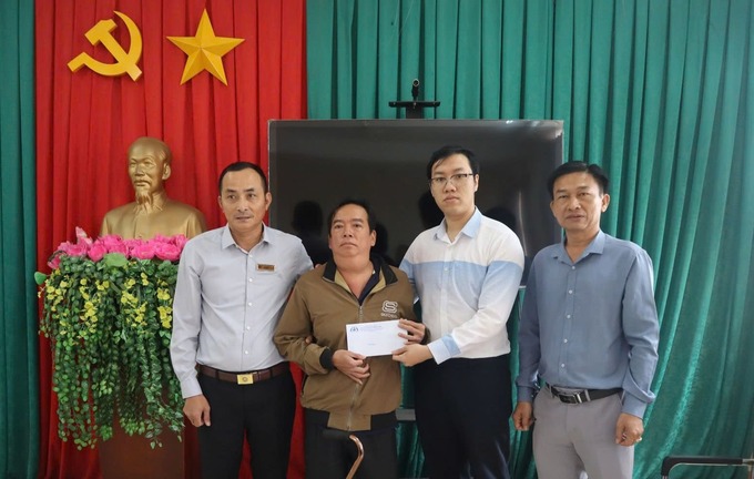 Đoàn trao hỗ trợ gia đình ông Bùi Thanh Tuấn