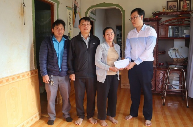 Đoàn trao hỗ trợ gia đình bà Trần Thị Hiền