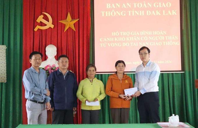 Đoàn trao hỗ trợ cho các gia đình tại xã Ea Hiao, huyện Ea H’leo