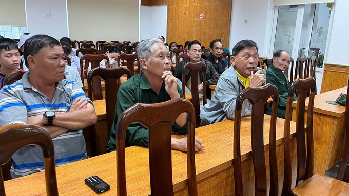 Nhân viên y tế, bệnh nhân và người nhà bệnh nhân tại Bệnh viện Y học Cổ truyền tỉnh thảo luận về tác hại của thuốc lá