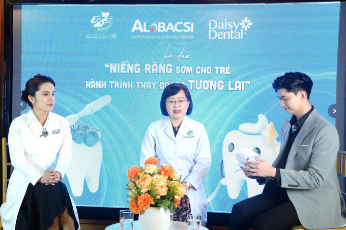 Các bác sĩ khách mời chia sẻ tại chương trình toạ đàm