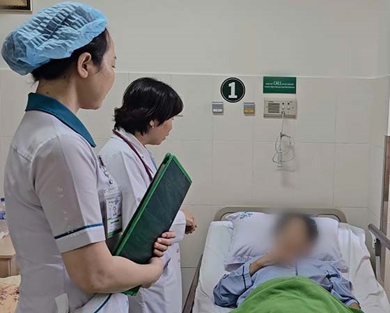 Bác sĩ thăm khám cho bệnh nhân
