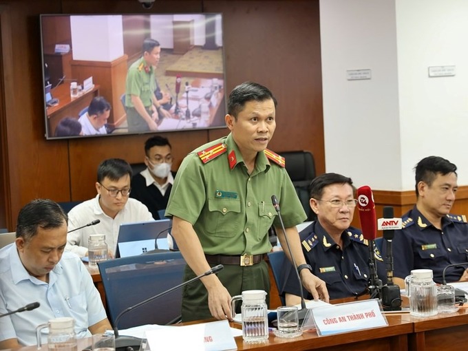 Thượng tá Nguyễn Thăng Long - Phó trưởng phòng Tham mưu, Công an TP. HCM tại buổi họp báo (Ảnh: LINH NHI)