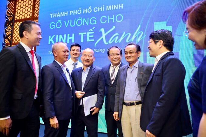Các đại biểu thảo luận bên lề diễn đàn