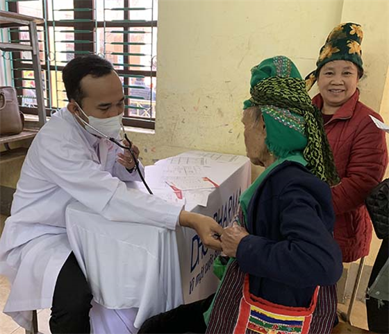 Thầy thuốc tình nguyện Sở Y tế TP. Cần Thơ khám bệnh cho người dân tại xã Chiềng Khay, huyện Quỳnh Nhai, tỉnh Sơn La