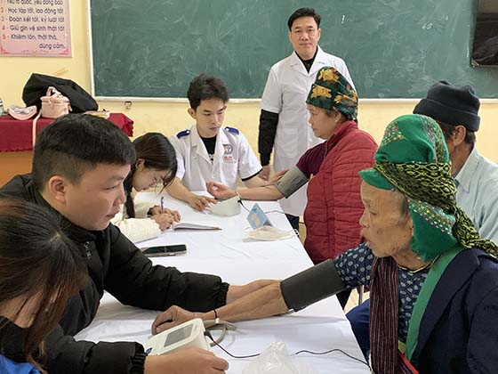 Người dân tại xã Chiềng Khay được đo huyết áp