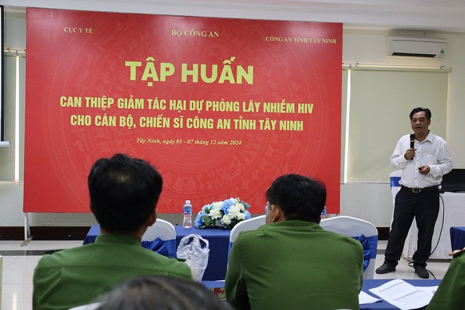 Bác sĩ Lê Hoàng Lộc – Trưởng khoa HIV/AIDS Trung tâm Kiểm soát bệnh tật tỉnh Tây Ninh triển khai tại lớp tập huấn